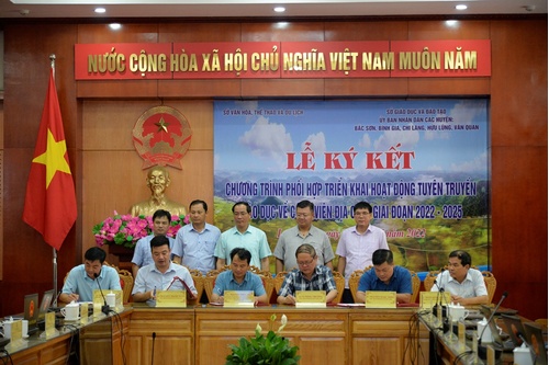 Signing the coordination program between the Department of Culture, Sports and Tourism and the People's Committees of the districts in Lang Son Geopark