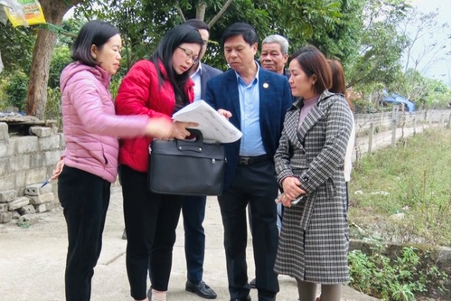 Meeting on zoning the area to protect the Phja Thang Cave archaeological site in Tan Doan commune, Van Quan district