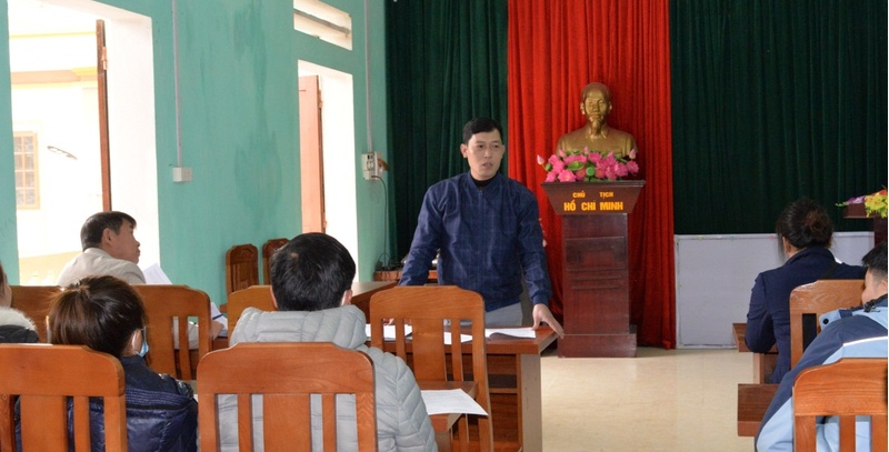 Discussing the plan to organize a short-term basic English class for Lang Son Geopark Management Board officials and Lang Son Geopark partner homestays in Huu Lung district