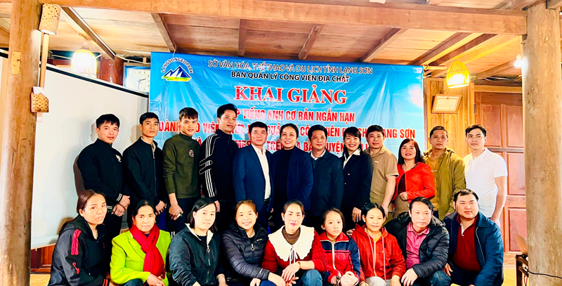 Organizing a working session on environmental protection activities and opening a short-term basic English class for Lang Son Geopark Management Board officiers and Homestays in Huu Lung district