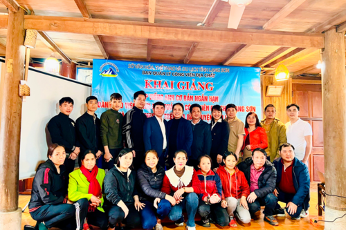 Organizing a working session on environmental protection activities and opening a short-term basic English class for Lang Son Geopark Management Board officiers and Homestays in Huu Lung district