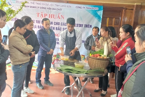 Tổ chức tập huấn nghiệp vụ trang trí bàn ăn cho các homestay  trên địa bàn huyện Bắc Sơn   