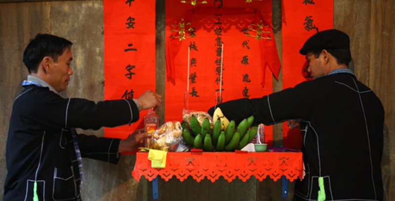 Lập bàn thờ Mụ dân tộc Nùng