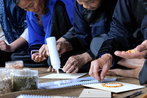 Tổ chức lớp hướng dẫn kỹ thuật thiết kế, sáng tạo và hoàn thiện các sản phẩm thủ công mỹ nghệ từ nguyên liệu sẵn có tại địa phương