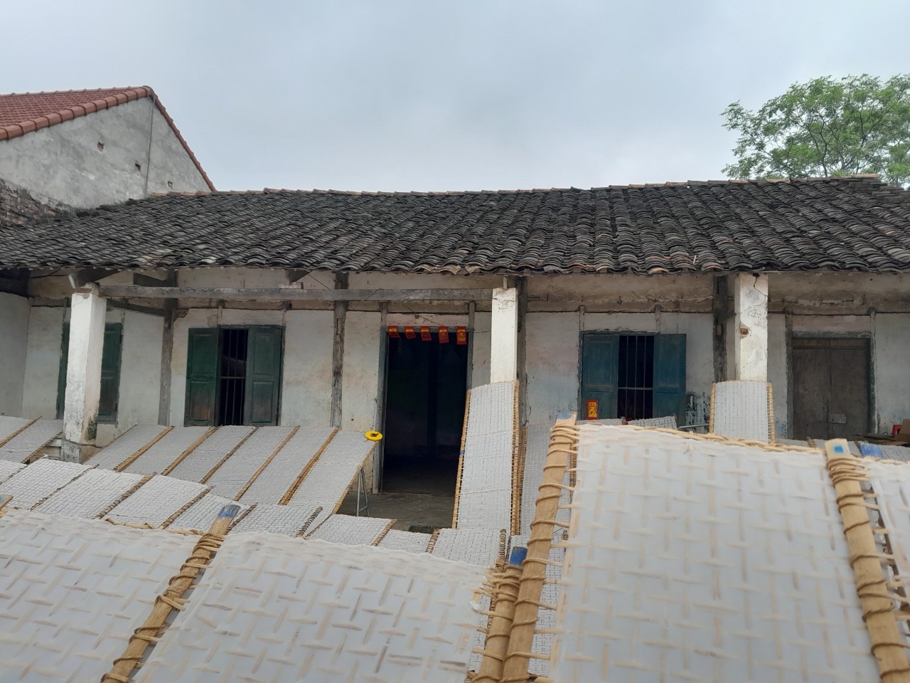 Nhà trình tường